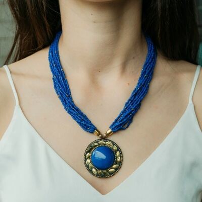 Blaue mehrsträngige große emaillierte Halskette mit rundem Medaillon und Statement-Perlenanhänger