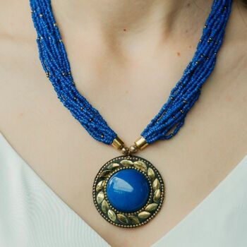 Collier avec pendentif en forme de médaillon rond en émail bleu à plusieurs rangs 2