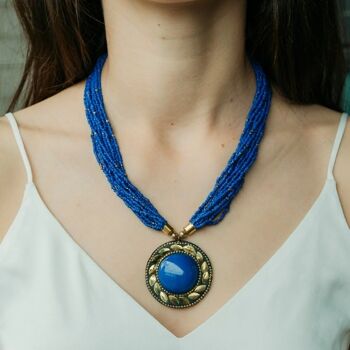 Collier avec pendentif en forme de médaillon rond en émail bleu à plusieurs rangs 10