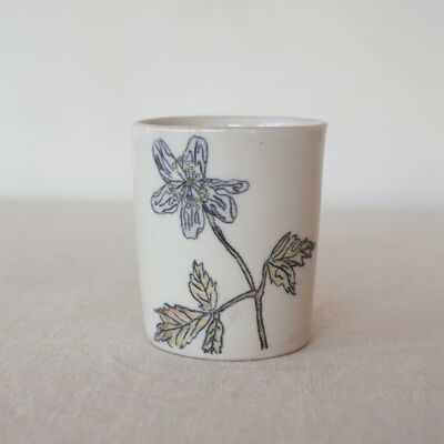 Handbemalter Keramikbecher „Weiße Holzblume“