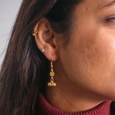 Petites boucles d'oreilles pendantes avec breloque Ghungroo et fleurs de tournesol