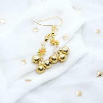 Petites boucles d'oreilles pendantes avec breloque Ghungroo et fleurs de tournesol 2