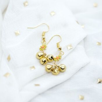 Petites boucles d'oreilles pendantes avec breloque Ghungroo et fleurs de tournesol 3