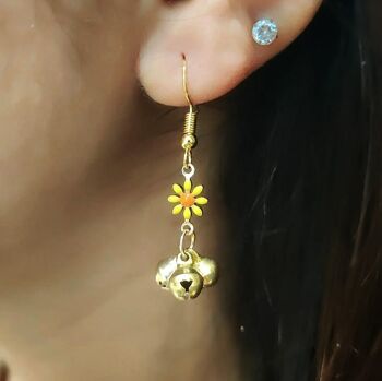 Petites boucles d'oreilles pendantes avec breloque Ghungroo et fleurs de tournesol 4