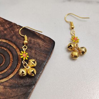 Petites boucles d'oreilles pendantes avec breloque Ghungroo et fleurs de tournesol 5