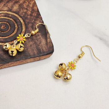 Petites boucles d'oreilles pendantes avec breloque Ghungroo et fleurs de tournesol 6