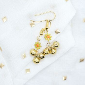 Petites boucles d'oreilles pendantes avec breloque Ghungroo et fleurs de tournesol 7