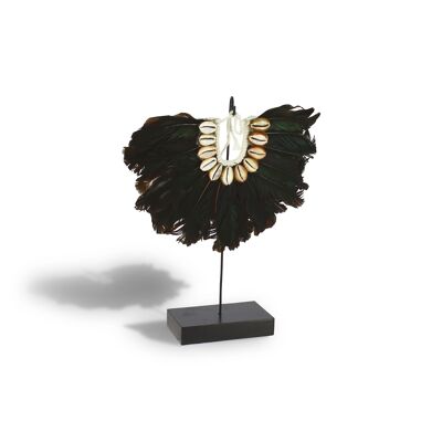 COLLIER EN PLUMES NOIRES ET COQUILLAGES SUR SOCLES EN METAL NOIR HT 32CM MAÎ