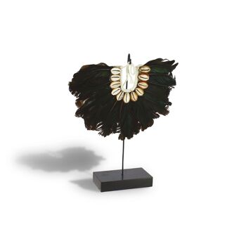 COLLIER EN PLUMES NOIRES ET COQUILLAGES SUR SOCLES EN METAL NOIR HT 32CM MAÎ 1