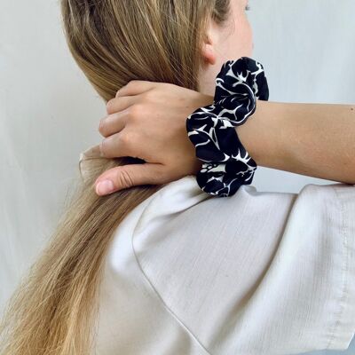 Scrunchie - Black/White Flowers - Recycelt