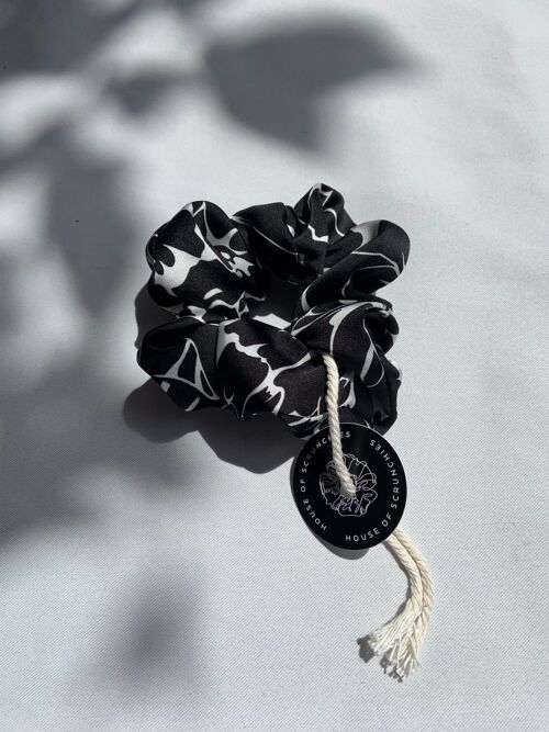 Scrunchie - Black/White Flowers - Recycelt