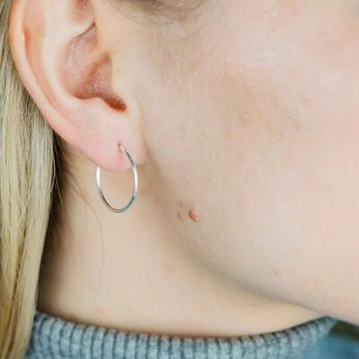 Boucles d'oreilles créoles punk minimalistes fines Bali Dainty Huggie en argent sterling 10 mm