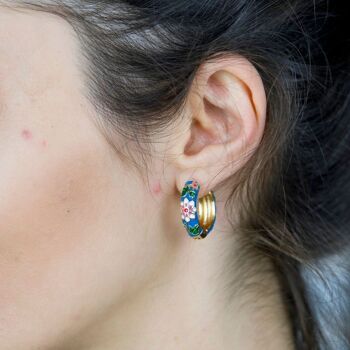 Boucles d'oreilles créoles Huggie en émail délicat multicolore à grandes fleurs bleues plaquées or 2