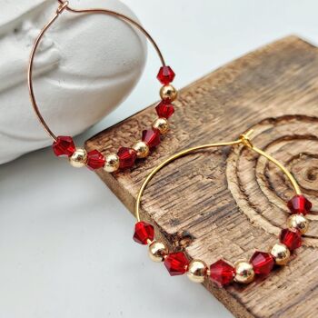 Boucles d'oreilles créoles d'été Huggie Multicolore Dainty Boho avec perles rouges et or 30 mm 4