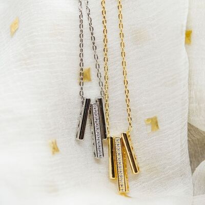 Collana con pendente minimalista a goccia in zirconi geometrici a tre barre in argento sterling