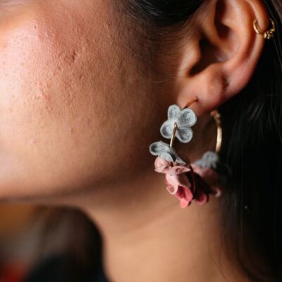 Boucles d'oreilles créoles Boho pendantes 30 mm en tissu floral multicolore doré