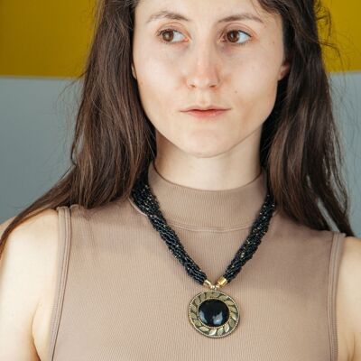 Collier pendentif en forme de médaillon rond en émail noir avec perles multirangs
