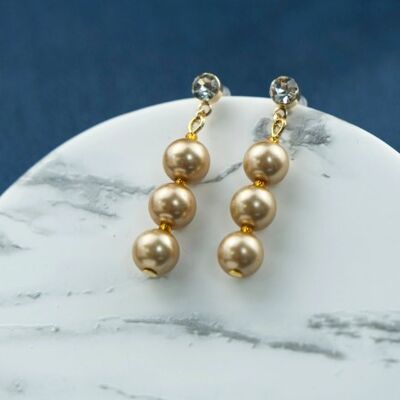 Tre orecchini lunghi a forma di goccia delicati con zirconi di perle placcati in oro