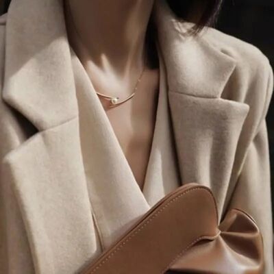 Collana con pendente sottile minimalista a forma irregolare con singola perla bianca intarsiata in oro