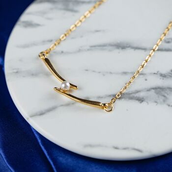 Collier pendentif mince minimaliste en forme irrégulière incrusté de perles blanches simples en or 2
