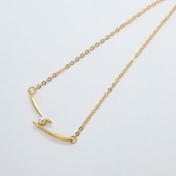 Collier pendentif mince minimaliste en forme irrégulière incrusté de perles blanches simples en or 3