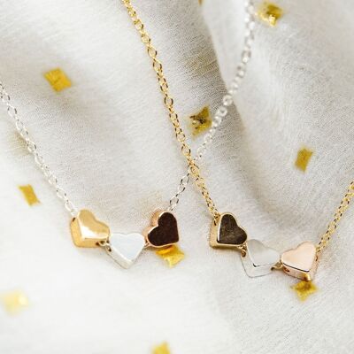 Halskette mit dreifarbigem Anhänger aus Edelstahl mit drei kleinen Herzen und Liebespaaren