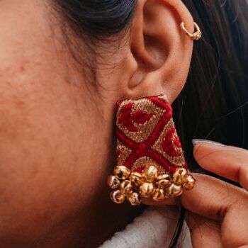 Petites boucles d'oreilles à tige en tissu imprimé fait main rouge Ghungroo Boho asiatique Jhumka 1