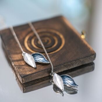Boucles d'oreilles élégantes grises blanches à longue feuille avec chaîne à pampilles et texture en marbre 5
