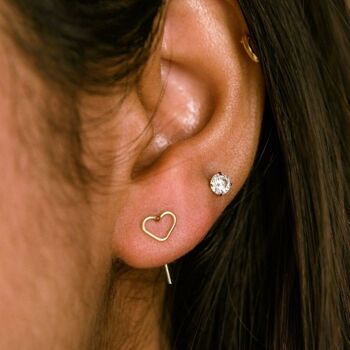 Boucles d'oreilles à tige en argent et or en forme de cœur en fil minimaliste fait à la main 1