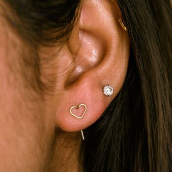 Boucles d'oreilles à tige en argent et or en forme de cœur en fil minimaliste fait à la main 2