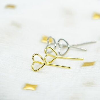 Boucles d'oreilles à tige en argent et or en forme de cœur en fil minimaliste fait à la main 4