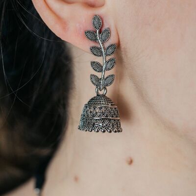 Pendientes Jhumki étnicos de cúpula bohemia oxidada pequeña con folleto bohemio indio