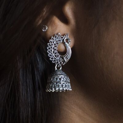 Kleine komplizierte Pfauen-Ohrringe im indischen Boho-Stil, oxidierte Tropfen, ethnische indische Jhumkis-Ohrringe