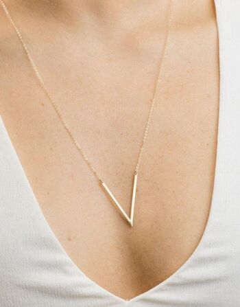 Collier pendentif barre oblique minimaliste en forme de triangle en forme de V 2