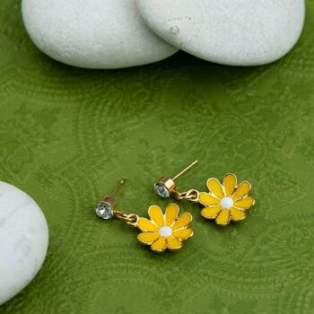 Boucles d'oreilles à tige faites à la main à fleurs d'été en forme de marguerite jaune 5