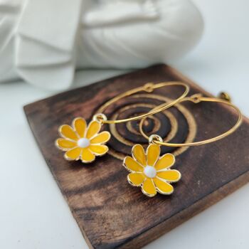 Boucles d'oreilles créoles Boho colorées avec breloque florale jaune et tournesol 1