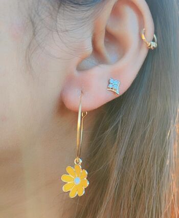 Boucles d'oreilles créoles Boho colorées avec breloque florale jaune et tournesol 2