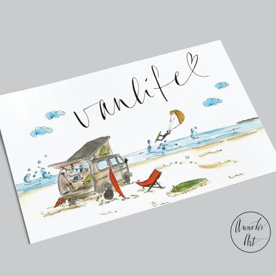 Carte postale | Bulli sur la plage avec kite et planche de surf | Carte Postale Vanlife | durée de vie du kit