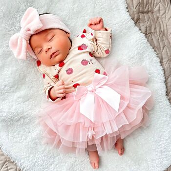 Barboteuse bébé Bella | Volants et imprimé framboise | Mai Mai | Vêtements de bébé 10