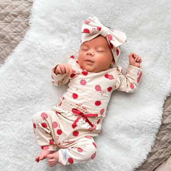Barboteuse bébé Bella | Volants et imprimé framboise | Mai Mai | Vêtements de bébé 7