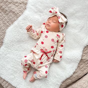 Barboteuse bébé Bella | Volants et imprimé framboise | Mai Mai | Vêtements de bébé 9