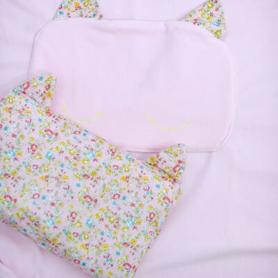 Pink blanket and flower pillow kit / pink