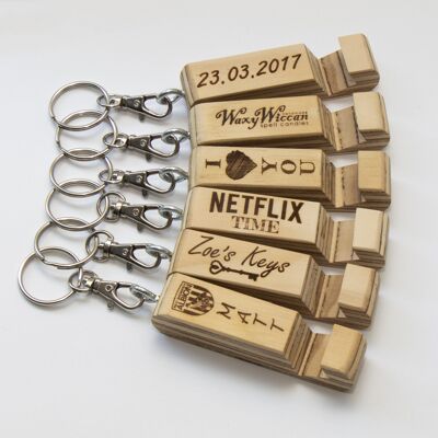 Personalisierter Schlüsselanhänger aus Holz. Handyständer. Telefonständer mit Schlüsselring. Handlicher Telefonständer. Personalisierter Telefonständer. Personalisierter Schlüsselanhänger.