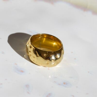 Fascia in lamina d'oro e anello di perle
