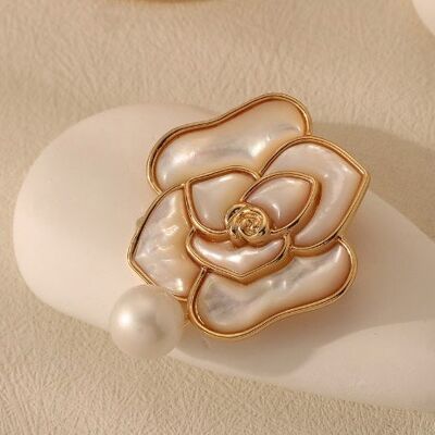 Broche de nácar natural de camelia hecho a mano con temperamento elegante