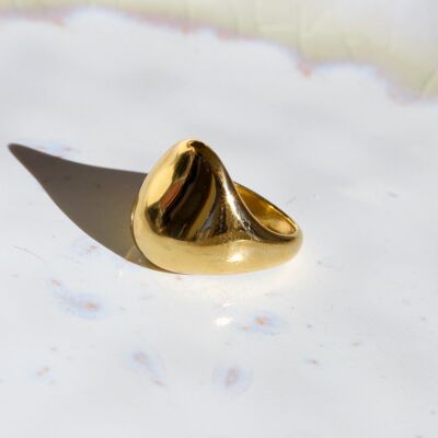 Sonya - Anello in oro concavo martellato