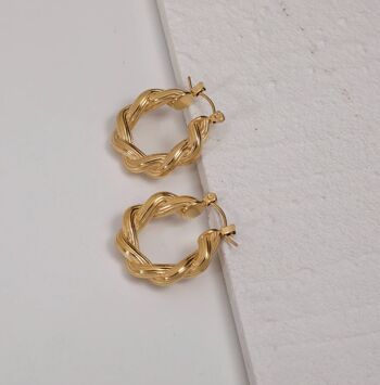 Jonquille - Twisted Huggy Hoops 5