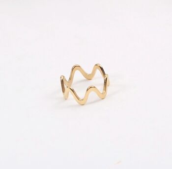 Bague empilable Lucca Dainty Wave en or 2