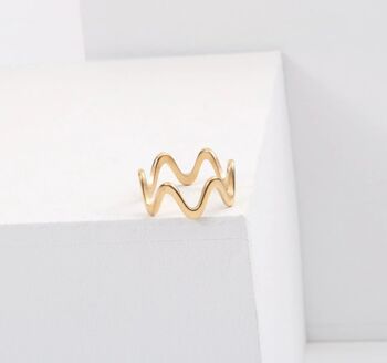 Bague empilable Lucca Dainty Wave en or 4