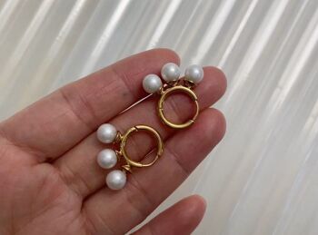 Kiril - Boucles d'oreilles Huggie en or à trois rangées de perles 5